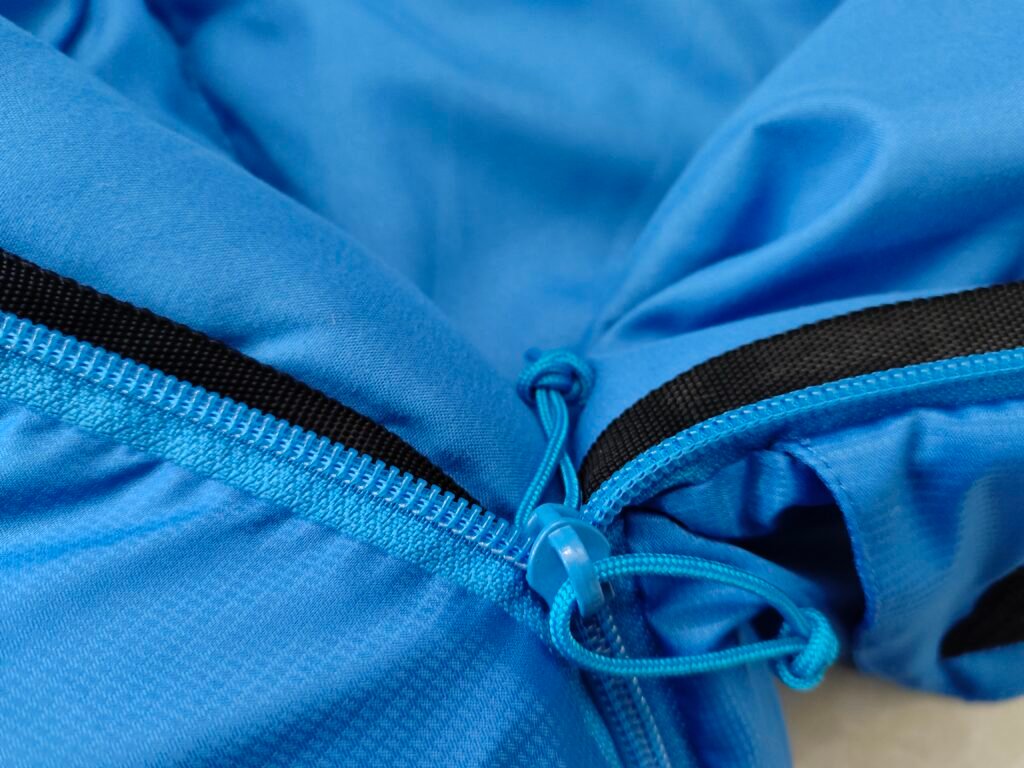 Anti snag zipper
